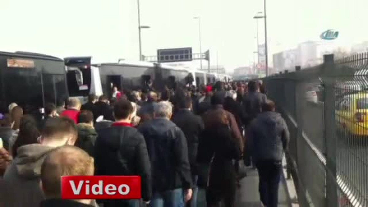 Metrobüsün Lastiği Patladı, Yolcular Metrelerce Yürüdü