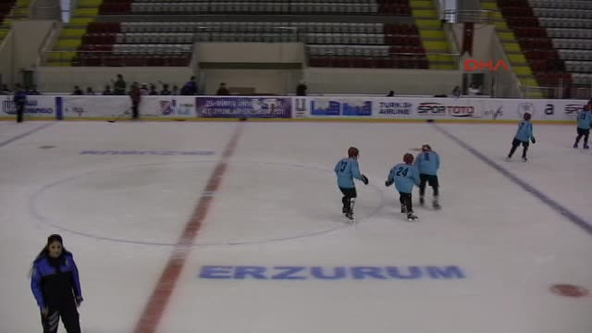 Polis Nur, Çocuklara Buz Hokeyini Sevdirdi