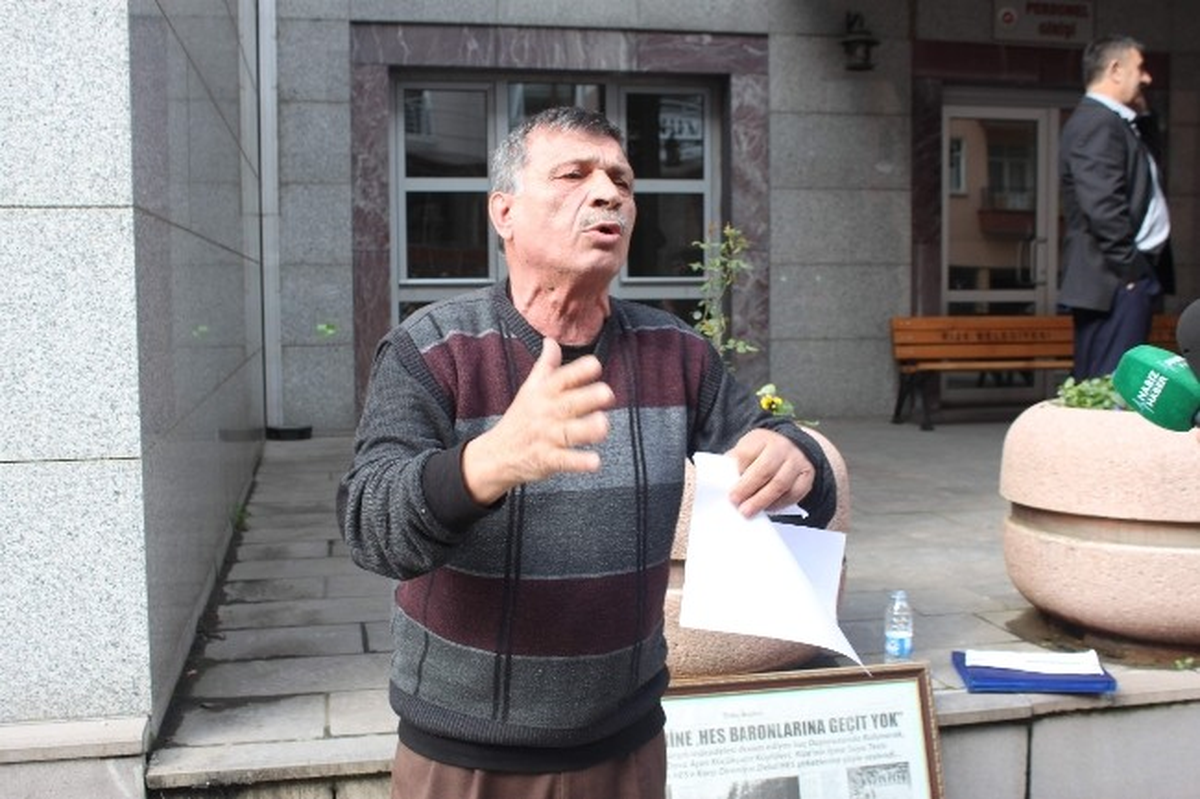 Rize Adliyesi Önünde Tek Kişilik Hes Protestosu