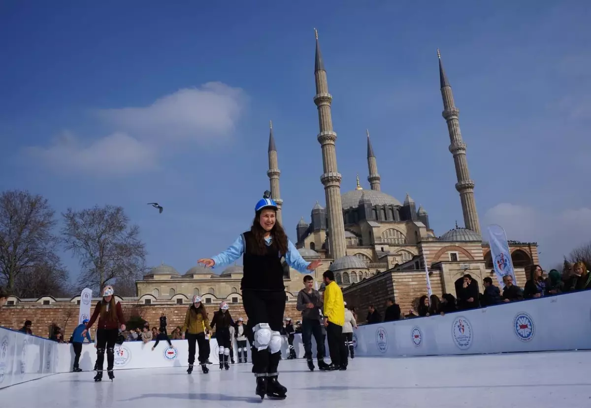 Selimiye Meydanında Buz Pateni Keyfi