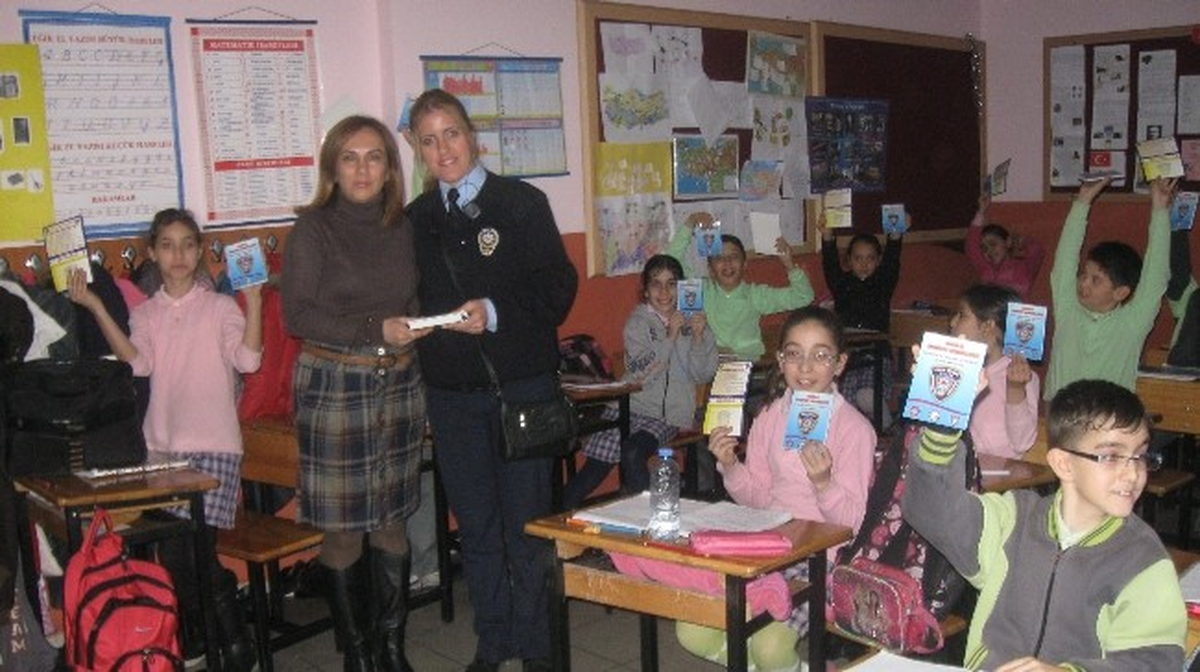 Toplum Destekli Polis, Öğrencilere Eğitim Veriyor