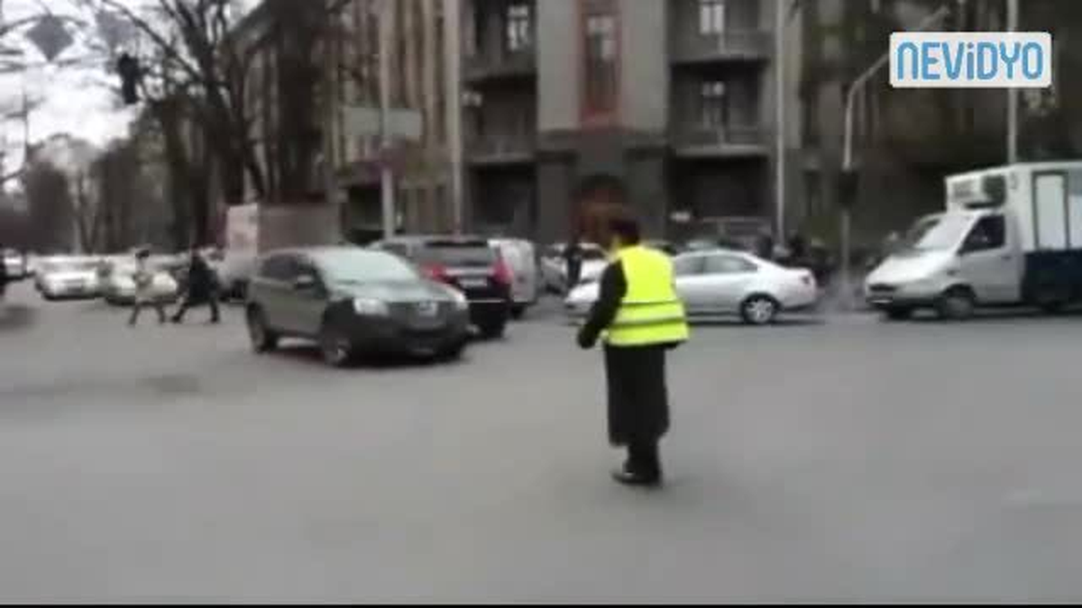 Trafiği Yöneteni Görünce Şaşkına Döneceksiniz!