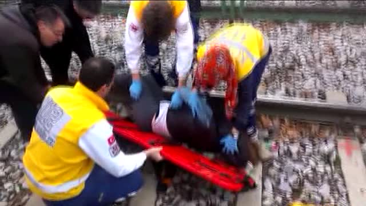 Tramvay lise öğrencisine çarptı -