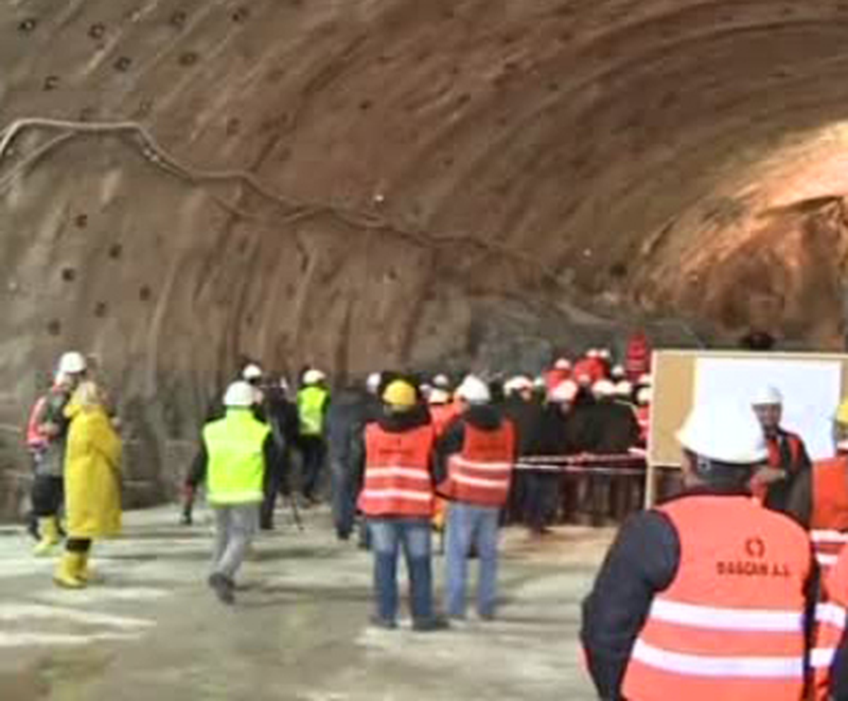 Tünel İnşaatında Başına Kaya Parçası Düşen İşçi Öldü