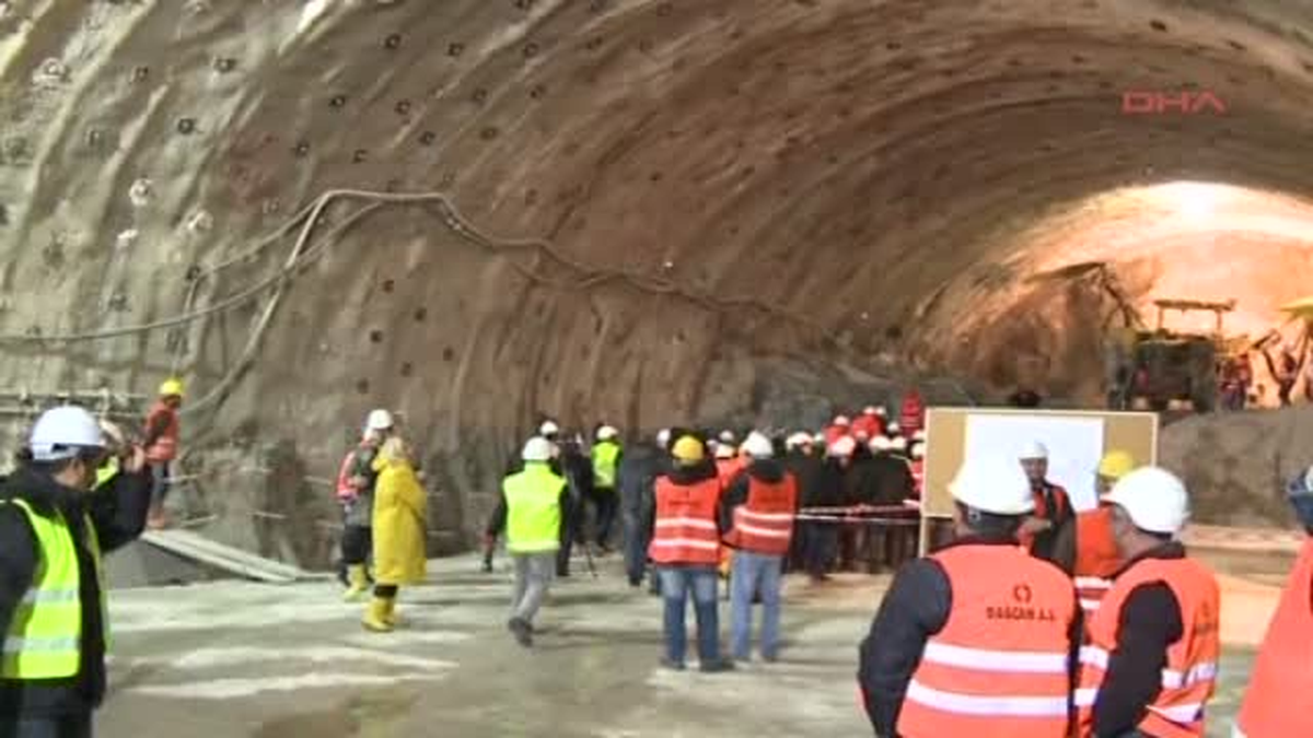 Tünel İnşaatında Kafasına Kaya Parçası Düşen İşçi Öldü