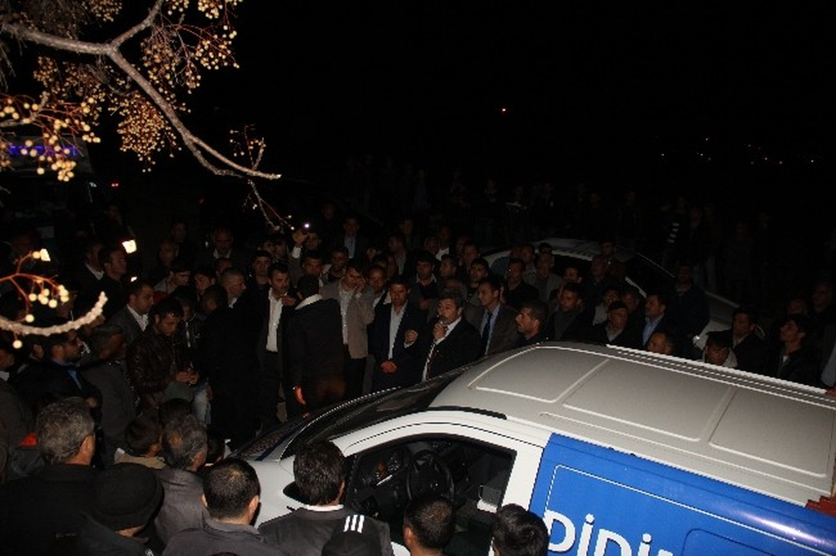 Ufuk Döver Yalıköy\'de Miting Gibi Toplantı Yaptı