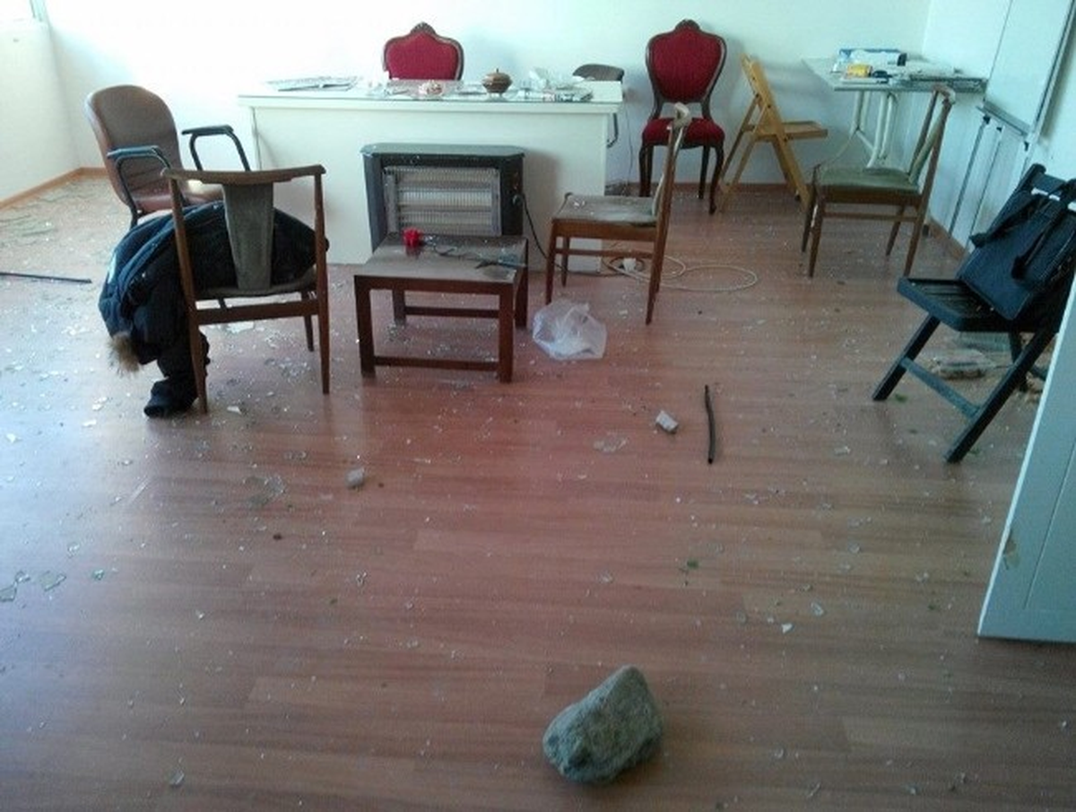 Urla\'ya Alınmayan HDP\'liler, İP Binasına Saldırdı