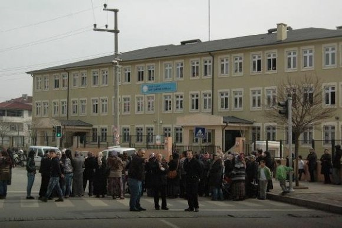 Veliler Okul Önüne Kasis Konulması İçin Yolu Kapattı