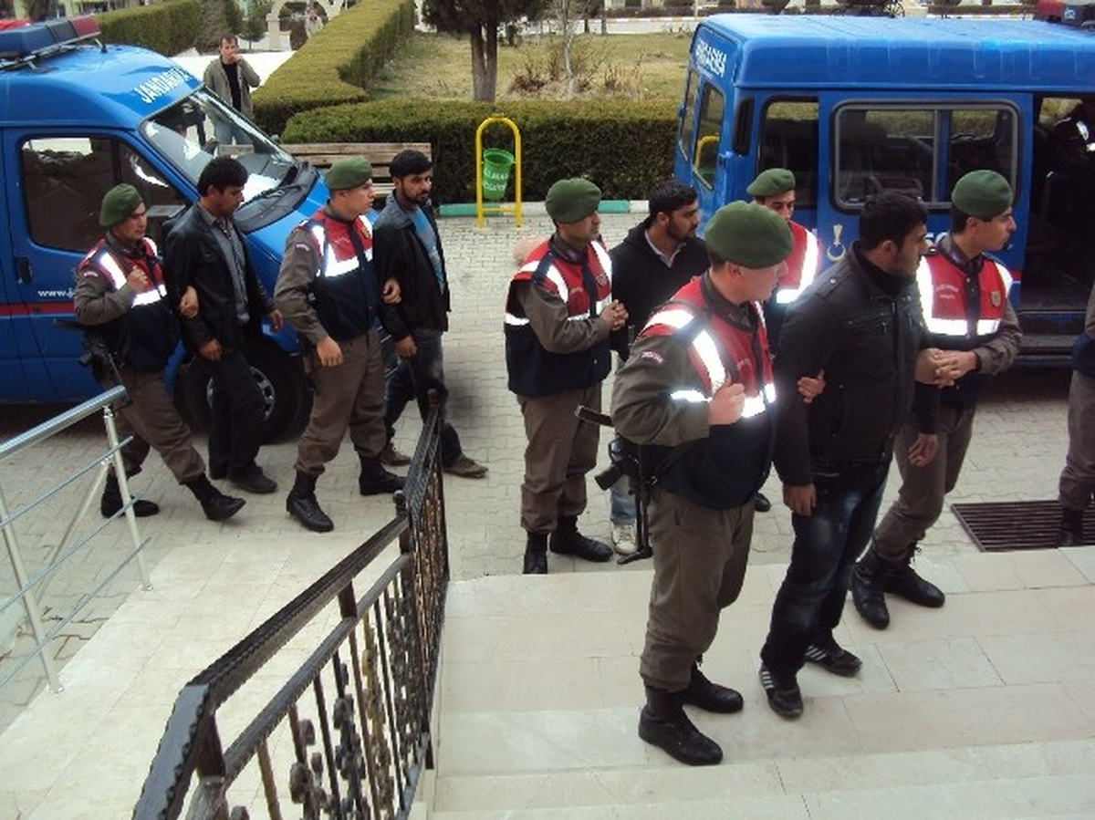 Antalya Elmalı\'da Kaçak Kazı Yapan 7 Kişi Yakalandı
