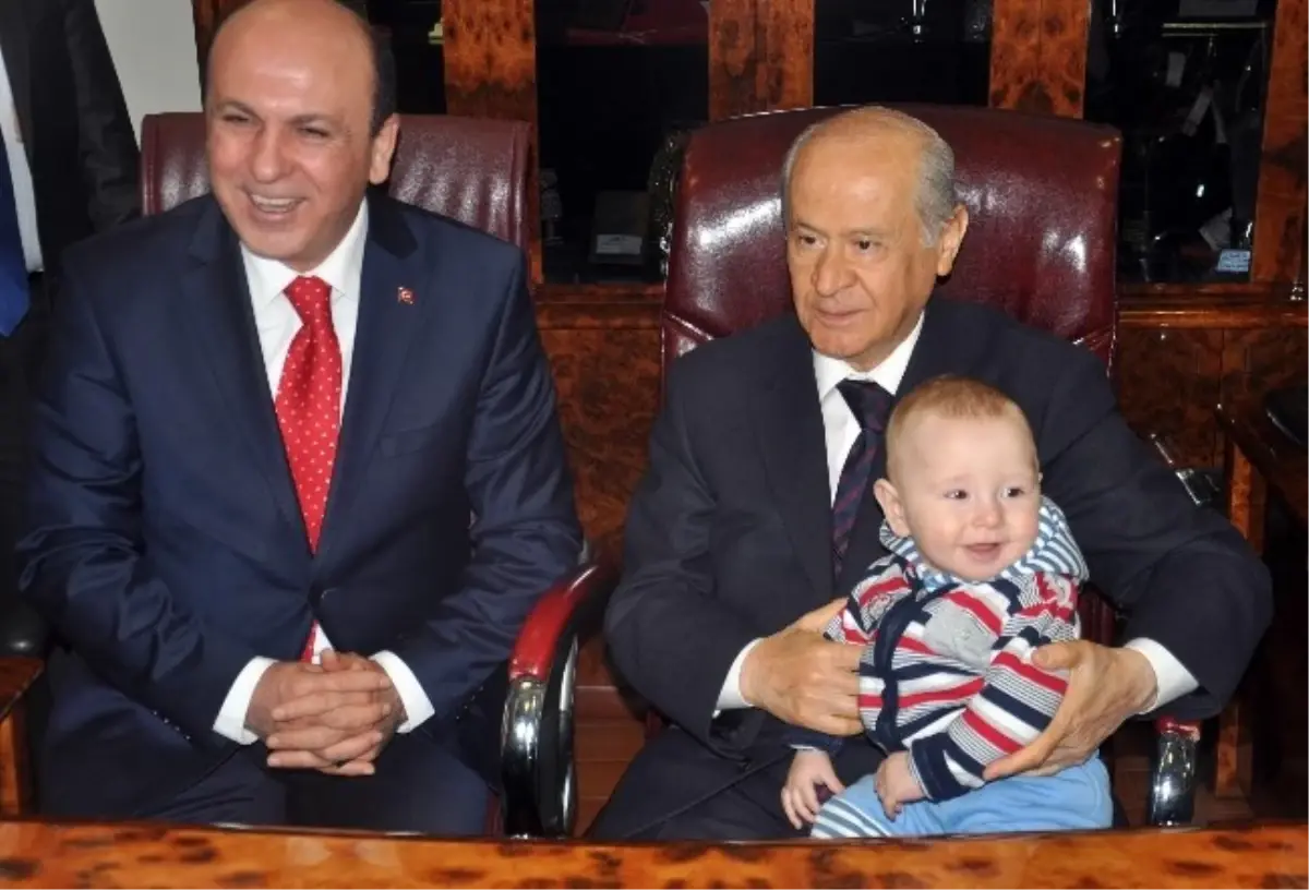 Bahçeli, Balıkesir\'de Çocukların İlgi Odağı Oldu