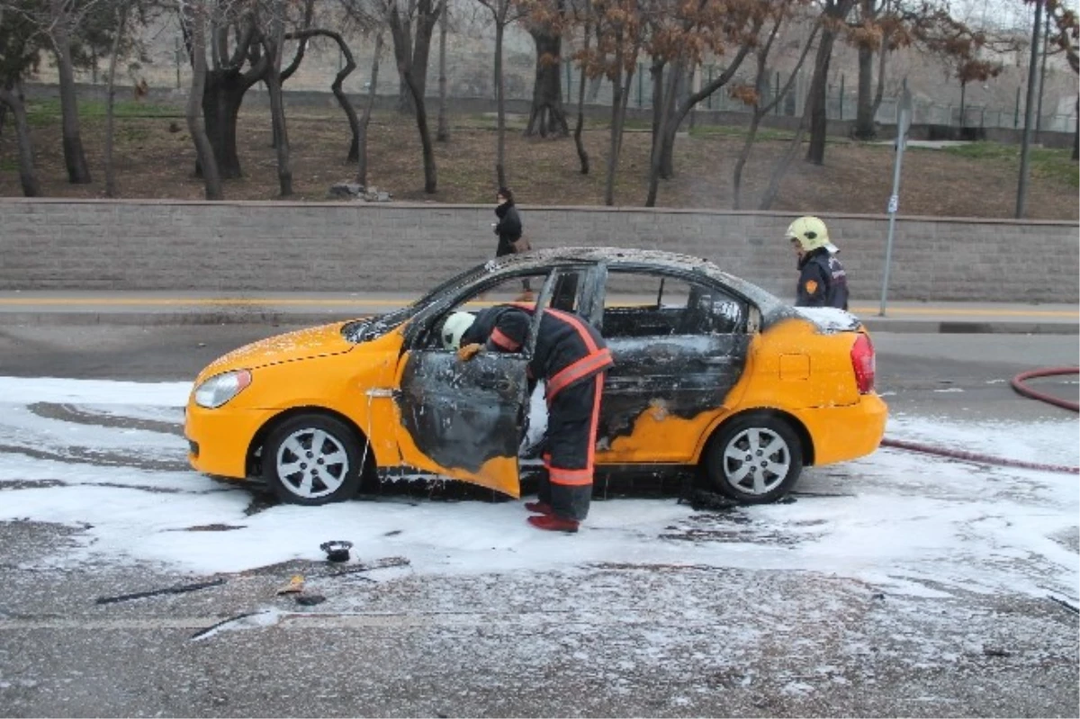 Başkent\'te Ticari Taksi Yangını: 1 Yaralı