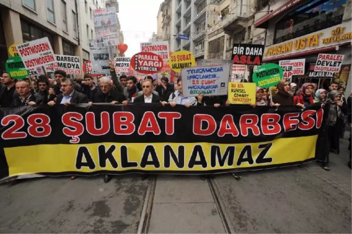 Beyoğlu\'da 28 Şubat Protestosu