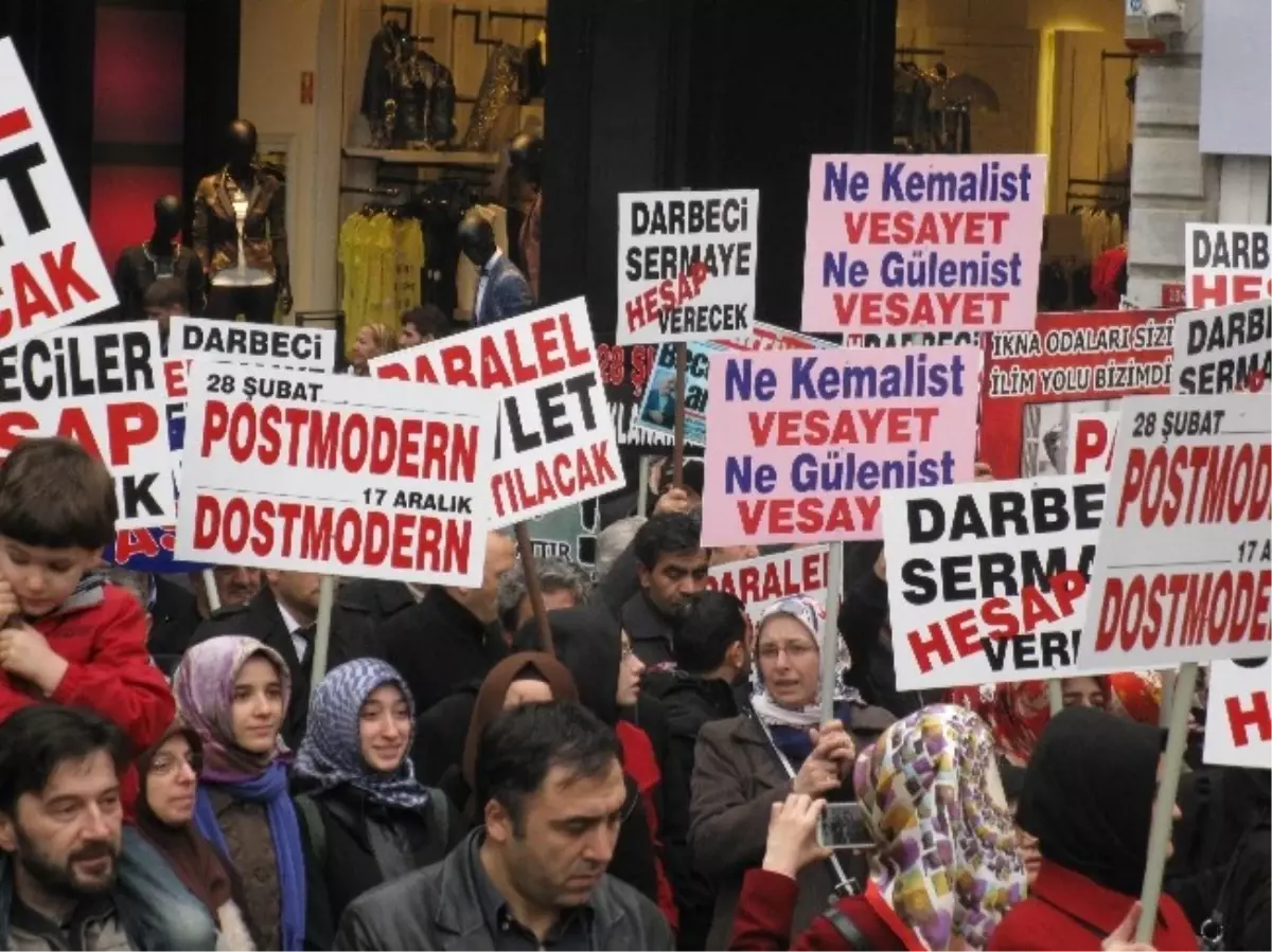 Beyoğlu\'nda 28 Şubat Protestosu