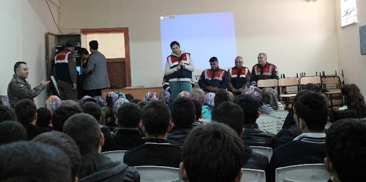 Beyşehir\'de Jandarmadan Lise Öğrencilerine Seminer