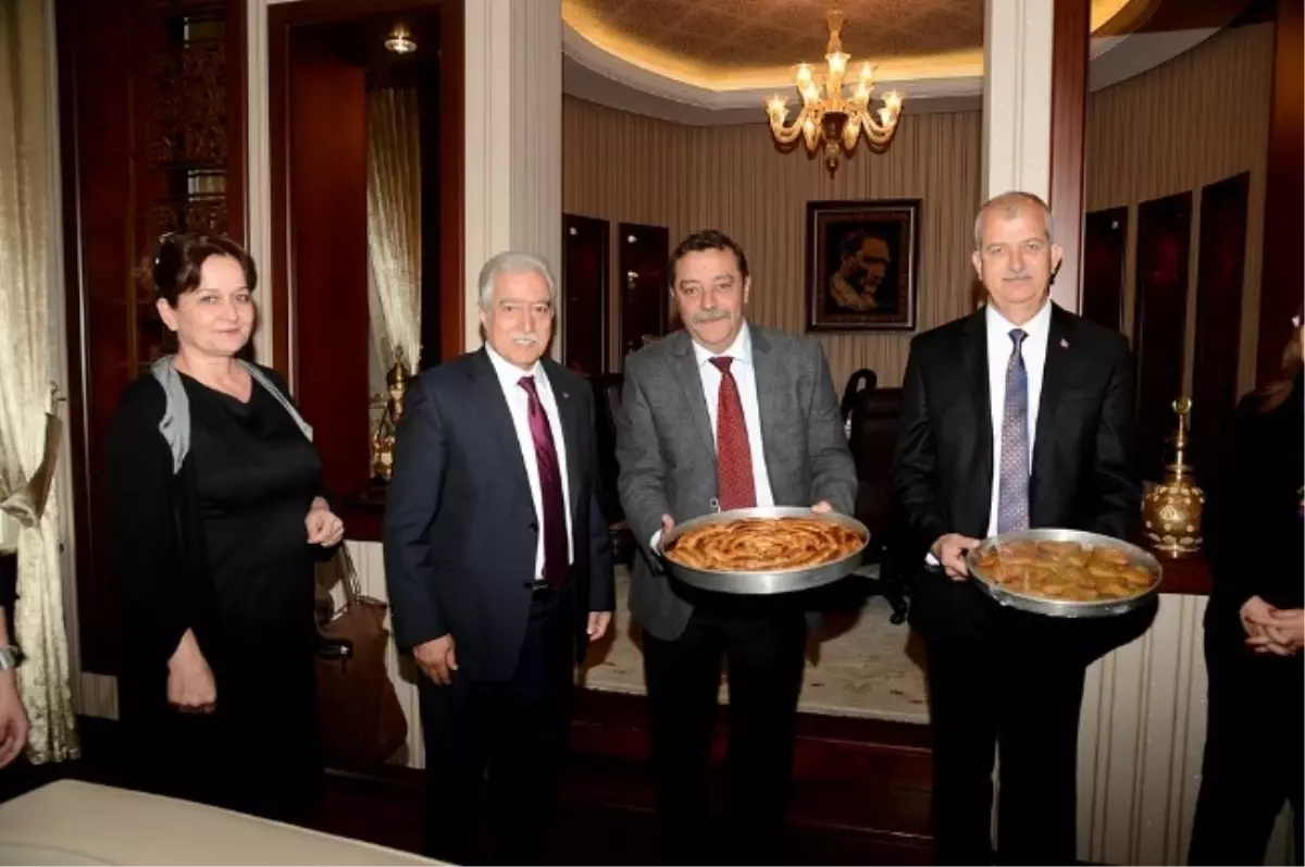 Boşnaklardan Aldırmaz\'a Pita Börekli ve Tatlılı Teşekkür Ziyareti