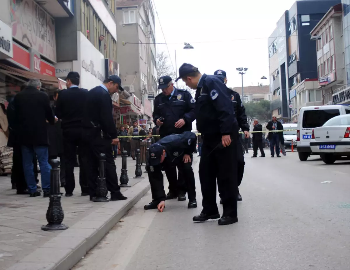 Derince\'de Sürücü Kursu Sahibine Silahlı Saldırı: 4 Yaralı