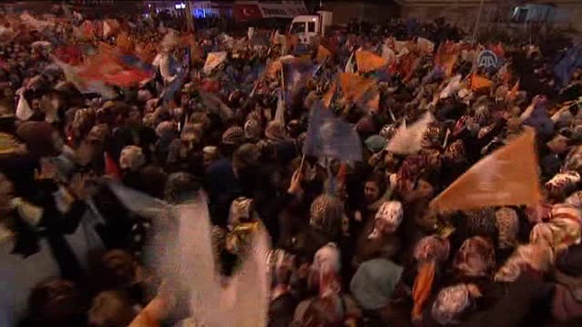 "Bu Ülke Üç Tane Beceriksizin Darbe Girişiminden Etkilenmez"