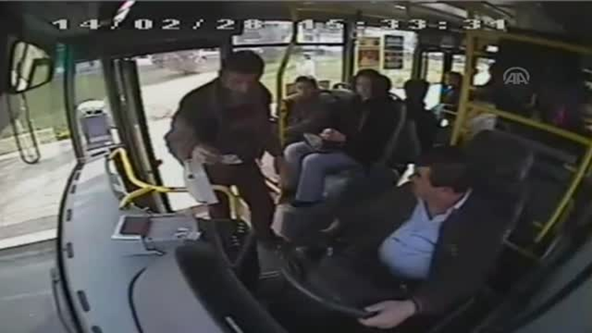 Halk otobüsündeki tartışma, güvenlik kamerasında -