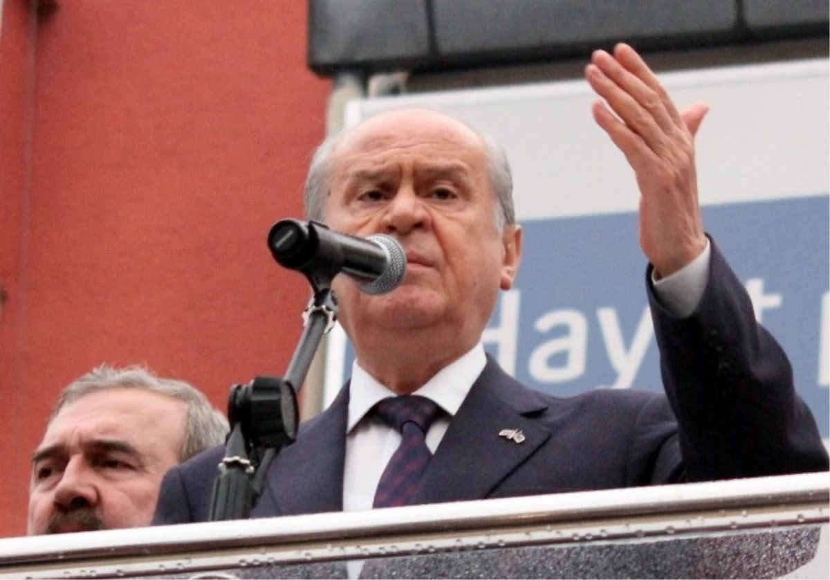 MHP Lideri Bahçeli Edremit\'te Halka Seslendi