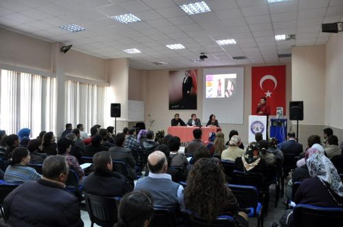 Silvan\'da Öğrenci Velilerine Seminer Verildi