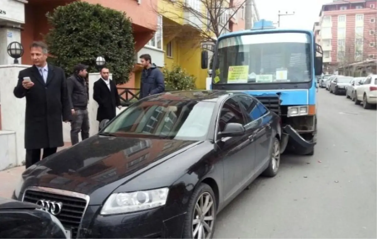 Minibüs Sürücüsü Belediye Başkanının Makam Aracına Çarptı