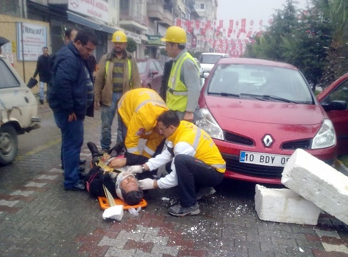 Otomobilin Açılan Kapısına Çarpan Bisikletli Yaralandı