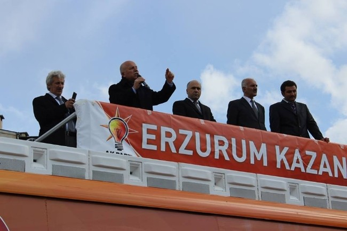 Sekmen Uzundere\'de Seçmenle Bir Araya Geldi