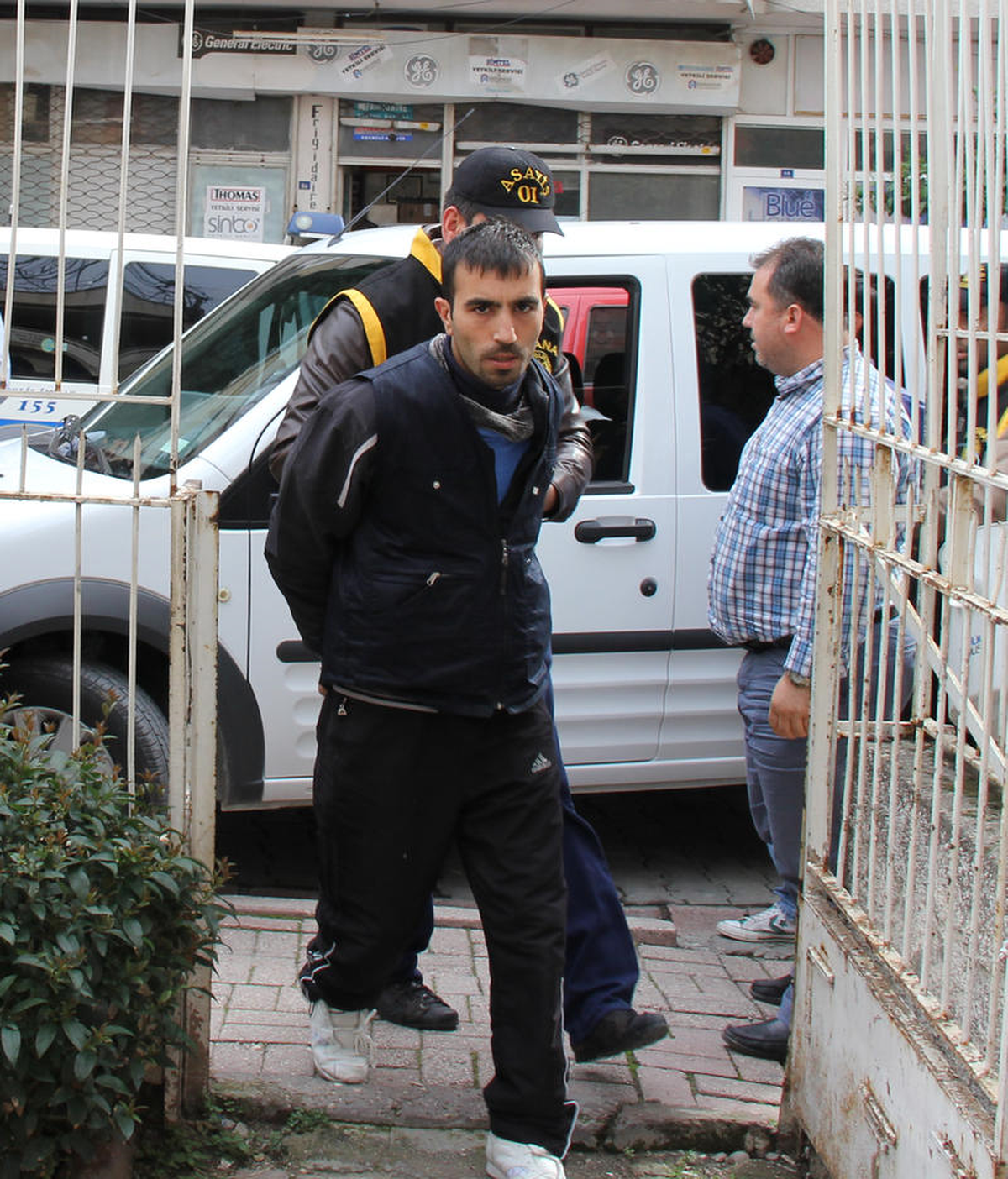 Soygun Hazırlığındaki Şüpheli Masanın Altından Çıktı