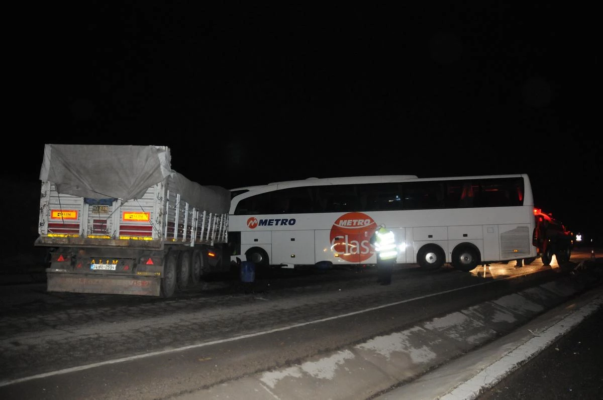 Tekirdağ\'da Yolcu Otobüsü ile Tır Çarpıştı: 1 Ölü, 5 Yaralı