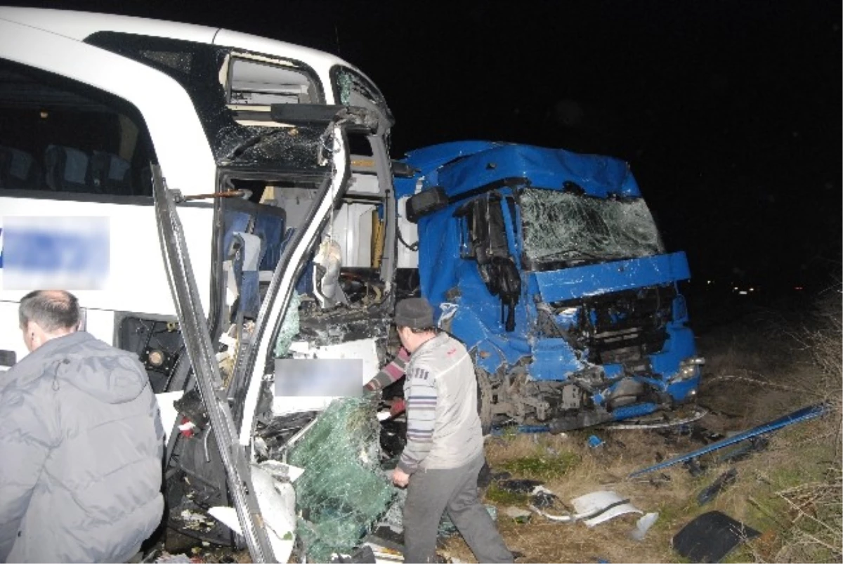 Tekirdağ\'da Yolcu Otobüsü ile TIR Çarpıştı