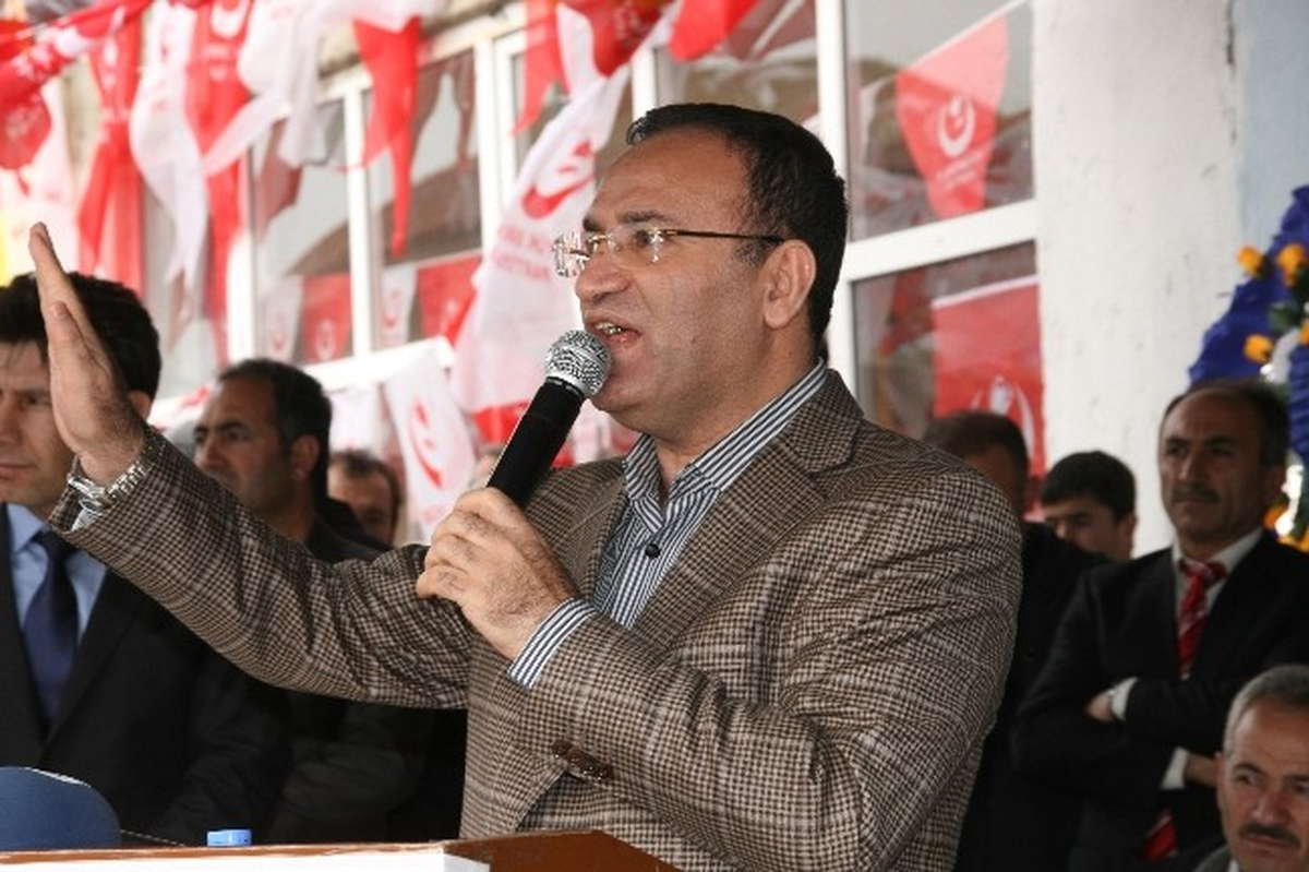 Adalet Bakanı Bekir Bozdağ: "Eşkıyalar ve Karanlık Yüzler Bizim Yolumuzu Kapatamaz"