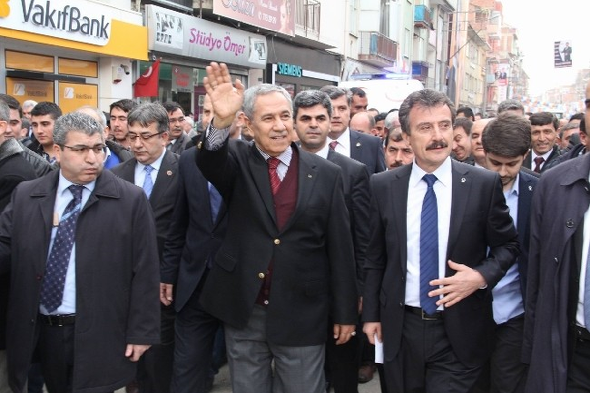 "Cinsel Taciz Davası Olan Adamı Yanında Taşıyor"