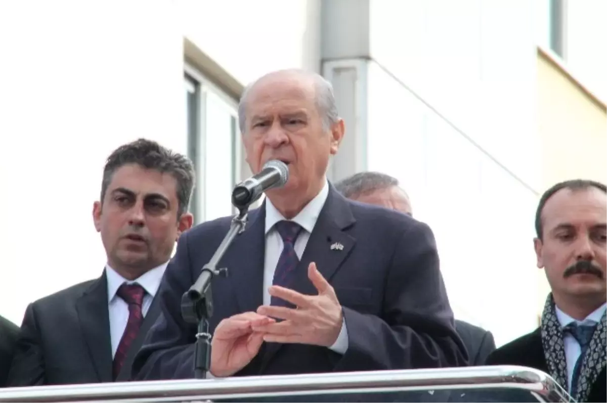 Bahçeli\'ye Mikrofon Engeli