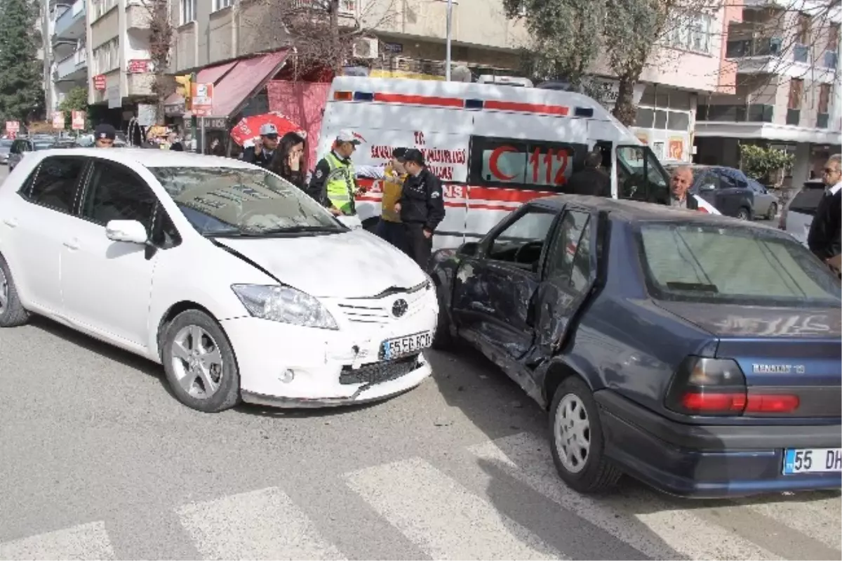 Bayan Sürücü Kırmızı Işıkta Geçti: 2 Yaralı