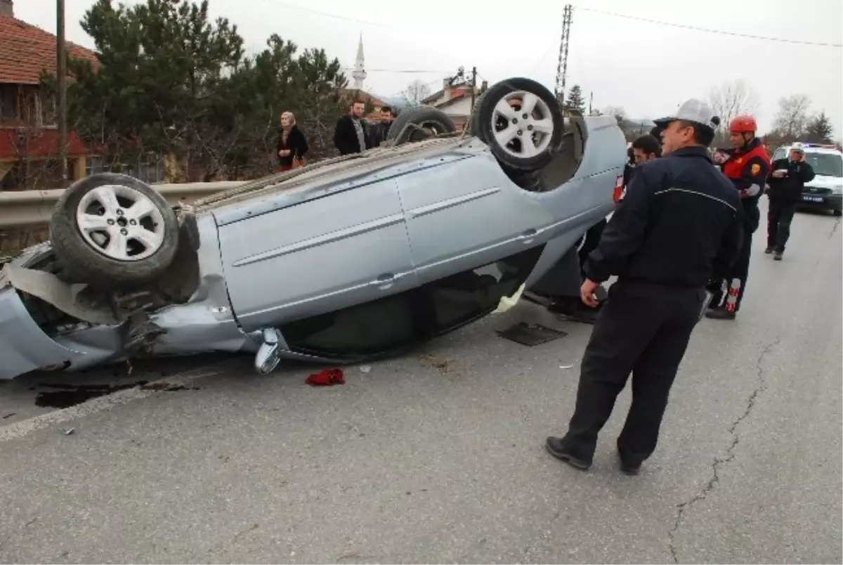 Karşı Şeride Geçen Otomobil 3 Ağacı ve Elektrik Direğini Yıktı: 2 Yaralı