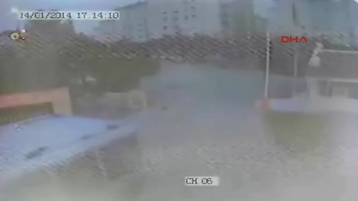 Kendilerini Polis ve Savcı Olarak Tanıtıp Vatandaşlardan 157 Bin Lira ve 25 Bin Lira Değerinde...