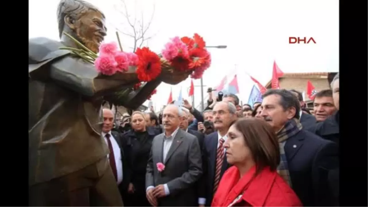 Kılıçdaroğlu, Ali İsmail Korkmaz\'ın Heykeline Çiçek Koydu