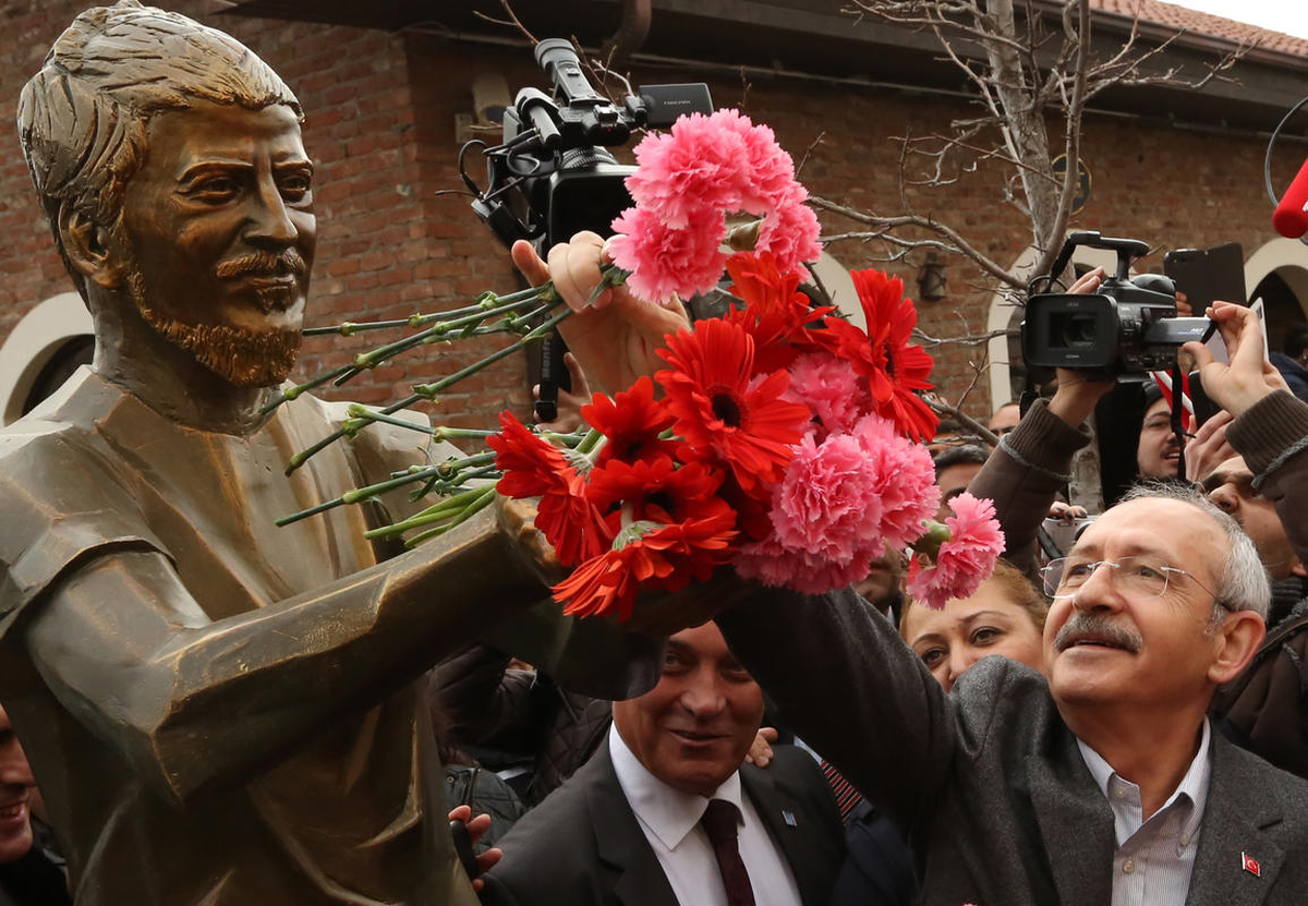 Kılıçdaroğlu, Ali İsmail Korkmaz\'ın Heykeline Karanfil Bıraktı