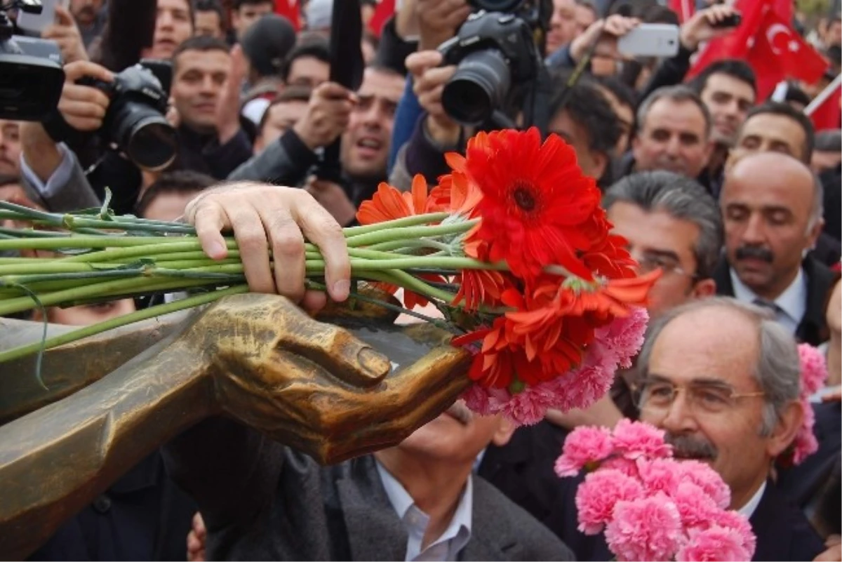 Kılıçdaroğlu, Korkmaz\'ın Heykelini Karanfille Donattı