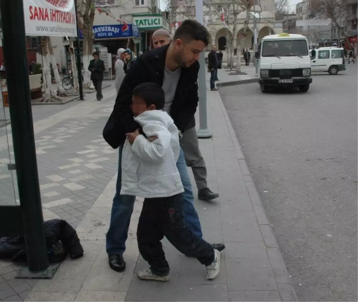 Küçük Dilenciler Polis Engeline Takıldı