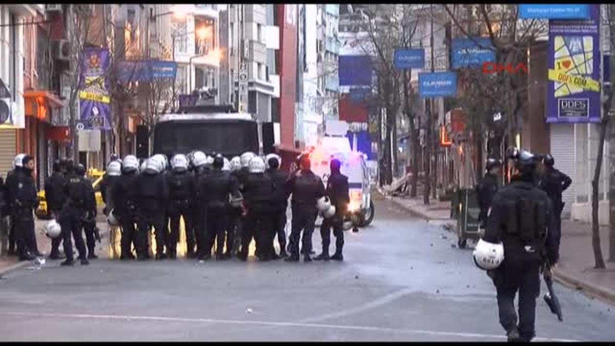 Kumkapı\'da İkinci Kez Ortaya Çıkan Göstericiler Bankayı Ateşe Verdi
