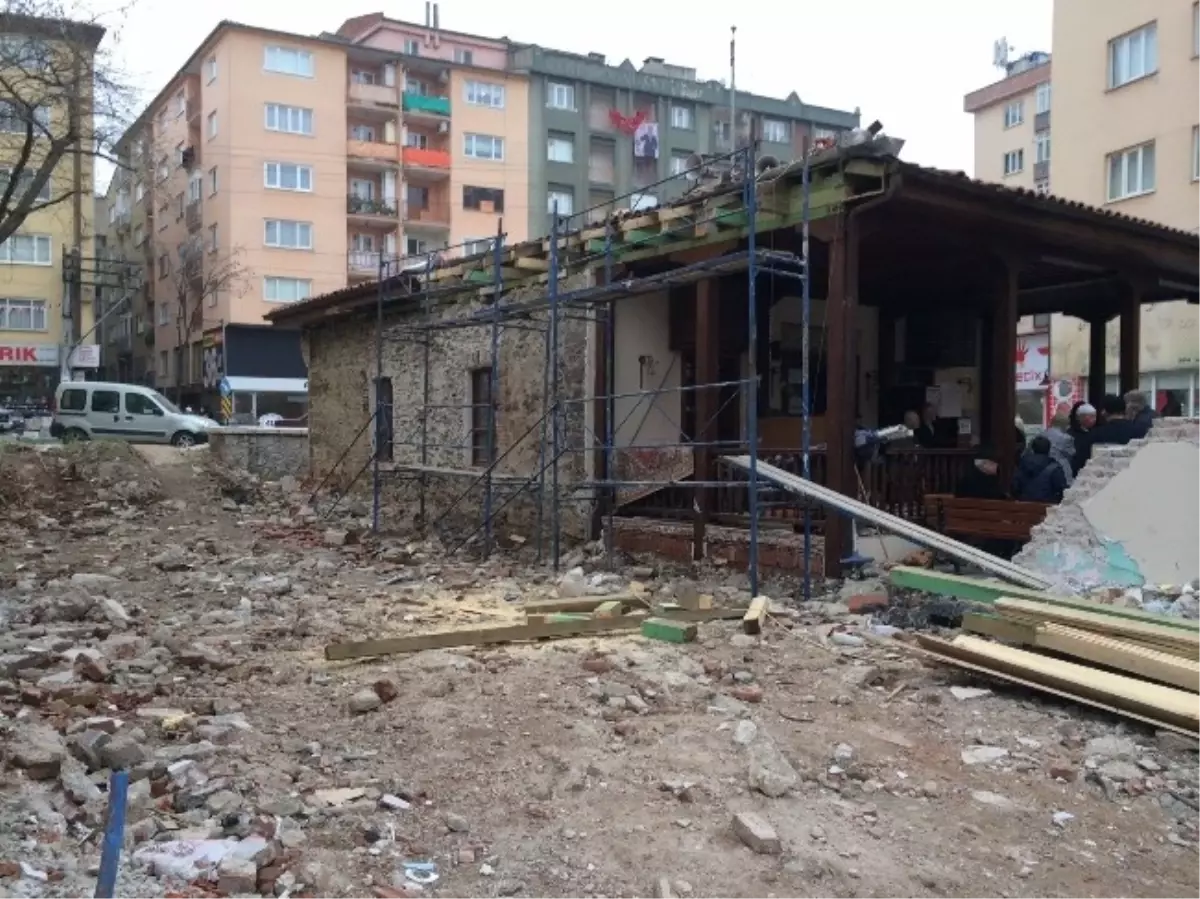Marangoz Atölyesinden Kurtarılan Çukur Mescit\'in Etrafı da Açıldı