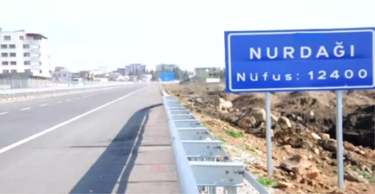 Nurdağı\'nda Şaşırtan Nüfus Tabelaları