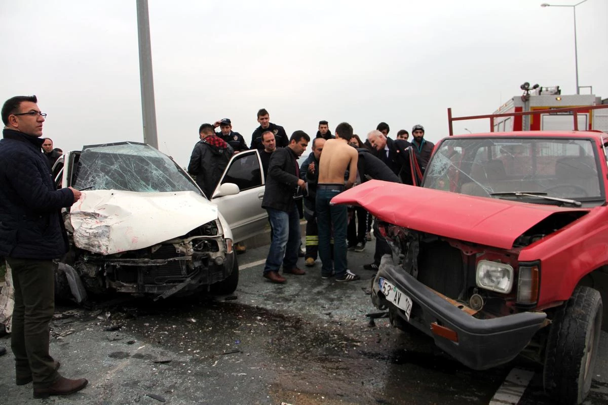 Rize\'de, Kamyonet ile Otomobil Çarpıştı: 6 Yaralı