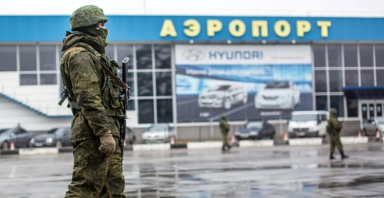Rus Askerleri Ukrayna Emniyet Binası Önünde Toplandı