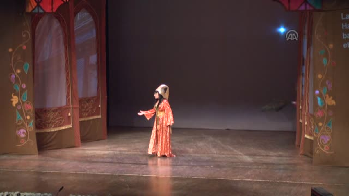 Ruslar, Nazım Hikmet\'in oyununu sahneledi -