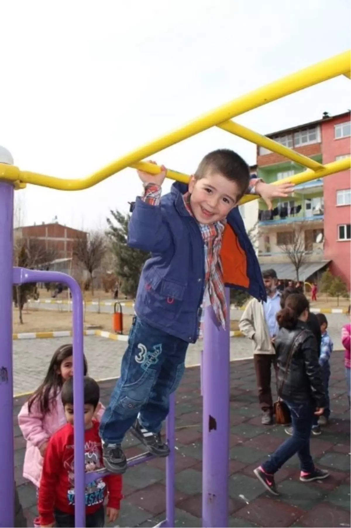 Sıcak Havada Çocukların Park Sefası