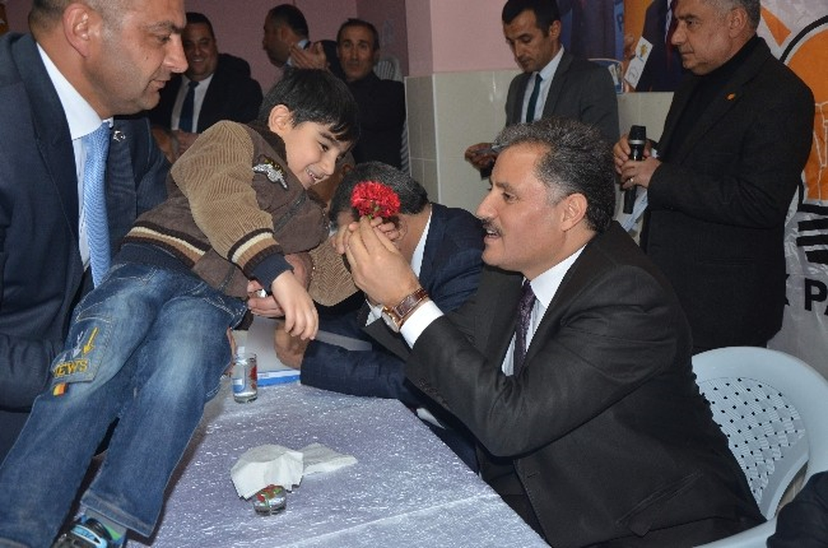 AK Parti Heyeti, Hasan Varol Mahallesi\'nde Seçim Çalışması Yaptı