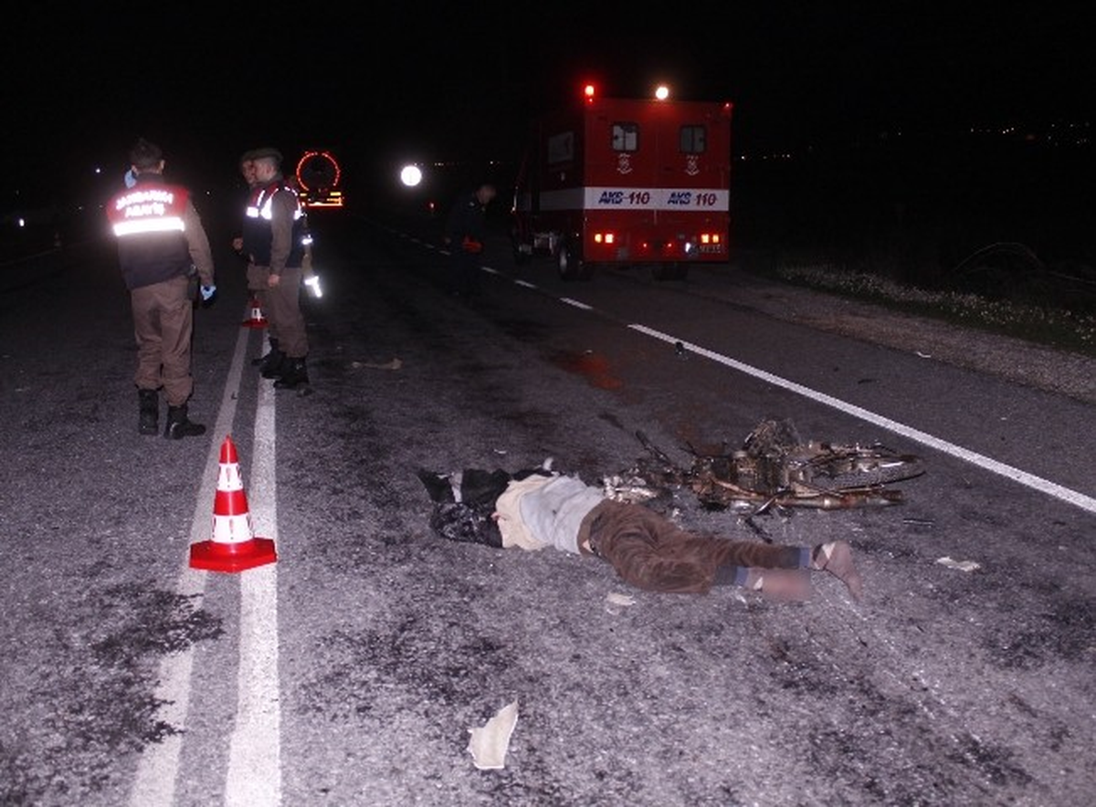 Akaryakıt Yüklü Tır Motosikleti Altına Aldı