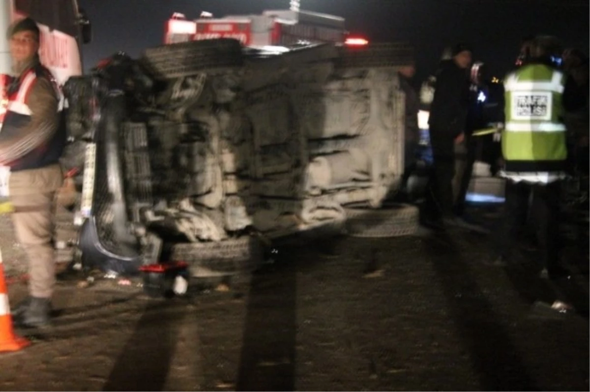 Akhisar\'da Trafik Kazası: 1 Ölü 2 Yaralı
